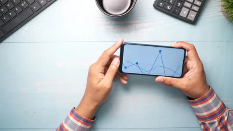 Aave Shares Tweet on New ATH for V4 as DeFi Interest Grows — Implications for Users