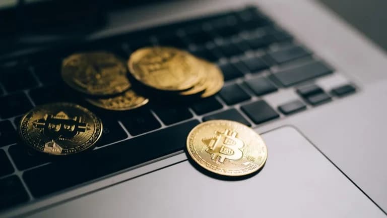 Bitcoin’s Volatility Drives Some Away — EmperorBTC Highlights Market Behavior