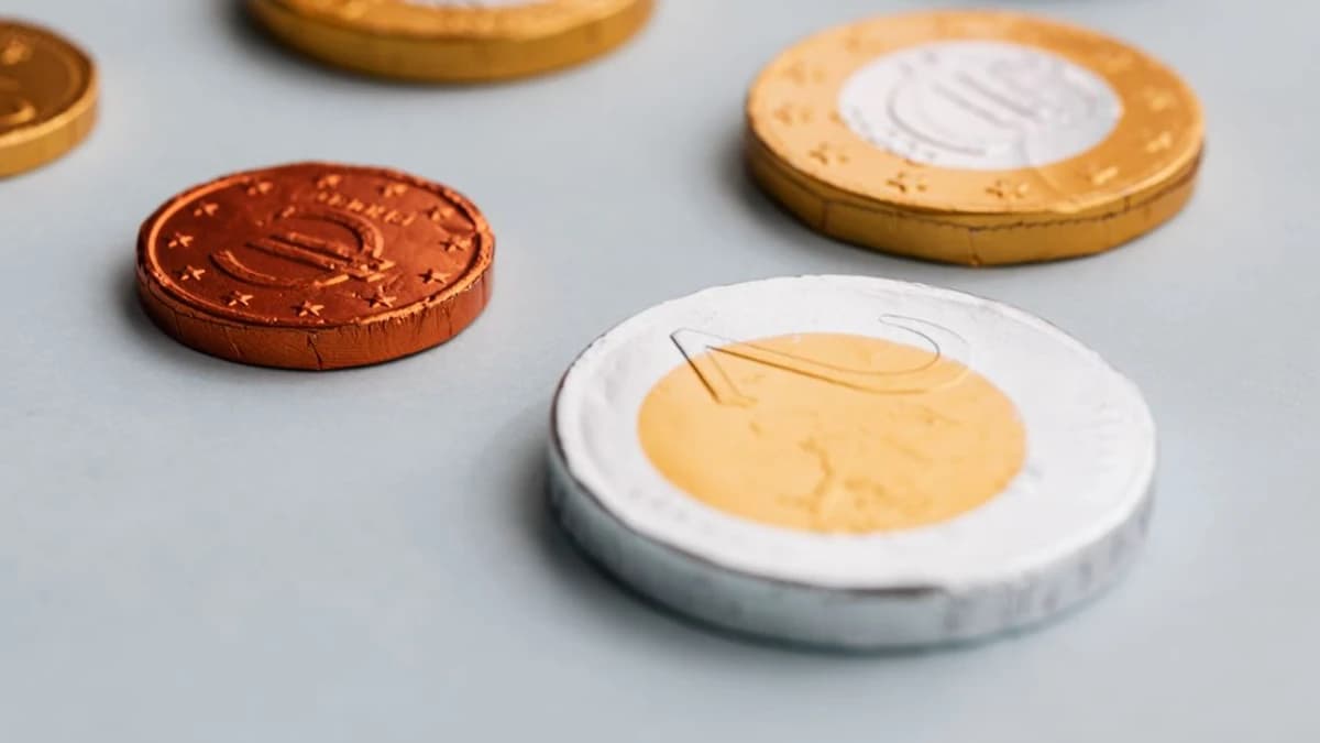 Inside USDT’s Yearly Momentum Decline — What It Means for Traders
