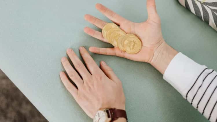 Spot Demand Keeps Bitcoin Steady While Fed Turns Hawkish